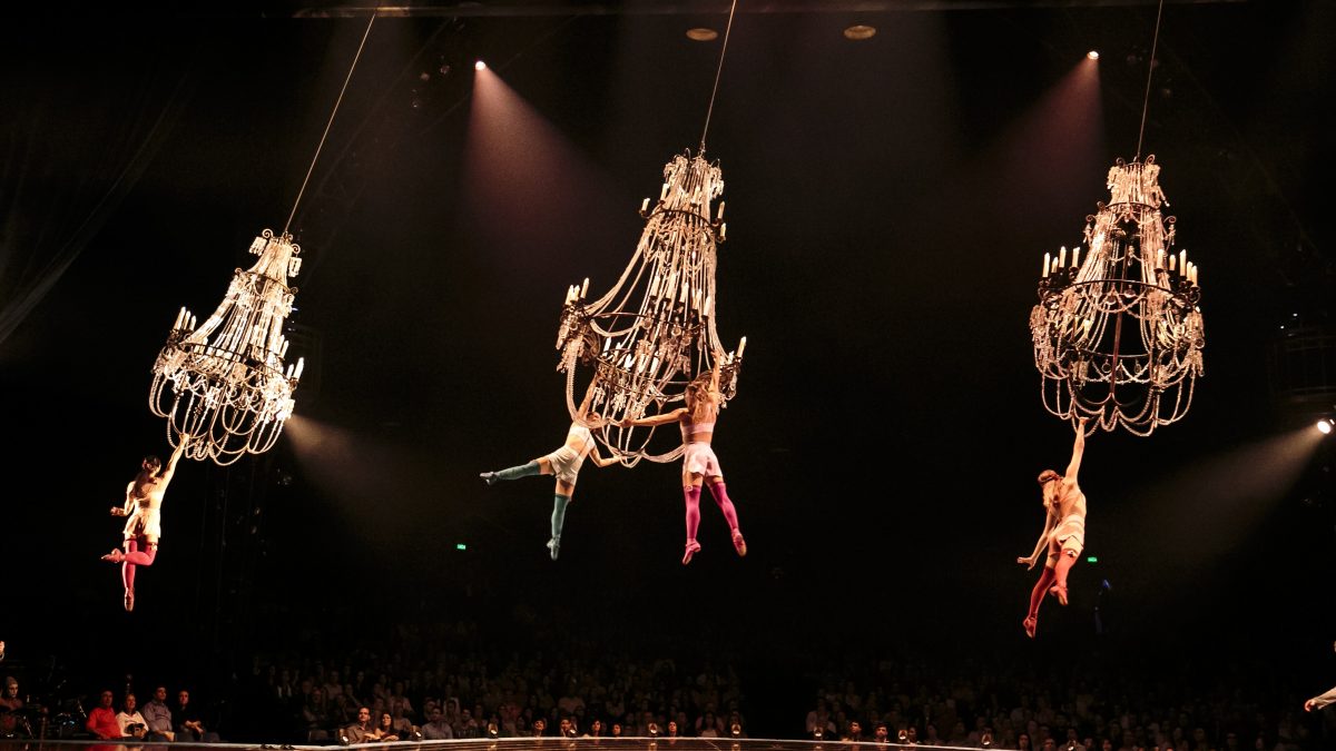 Chandelier_Lucas Saporiti Costumes Dominique Lemieux 2015 Cirque du Soleil Photo 2-min