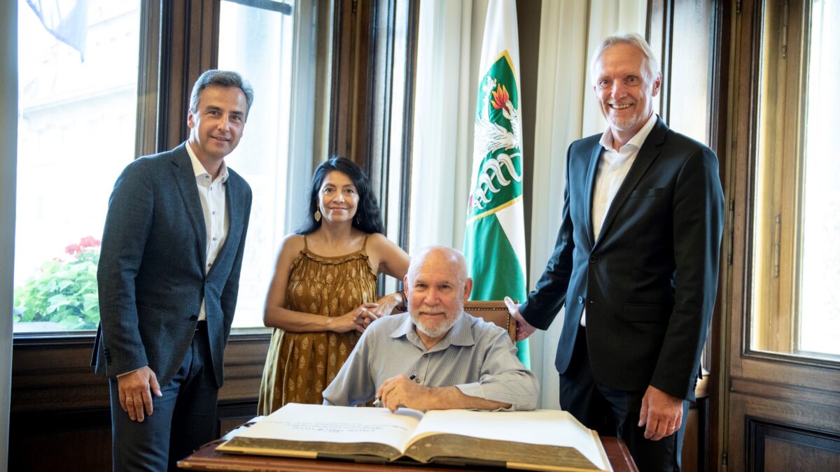 Steve McCurry mit Bürgermeister Siegfried Nagl sowie Stadtrat Günter Riegler und Frau Andie (c) Christian Jungwirth