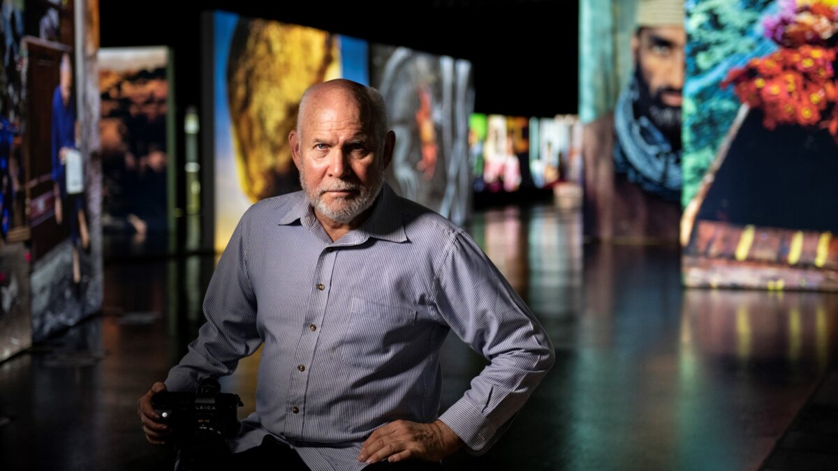 Steve McCurry Portrait in der Ausstellung (c) Christian Jungwirth